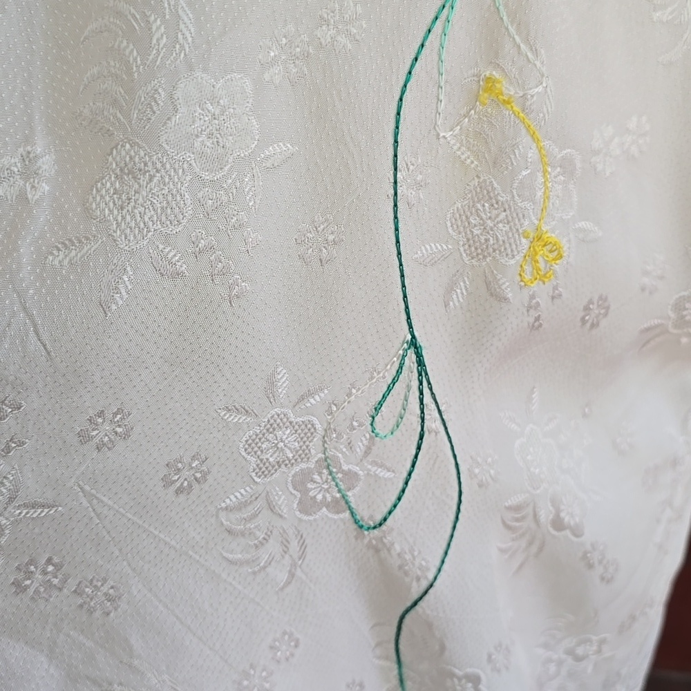 Stunning White Kimono with Lovely Floral Embroidery, Vintage​​ - Picture 5 of 12